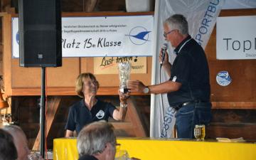 Bernd Heine übergibt den HLB Pokal an die Wettbewerbsleiterin Gisela Weinrich